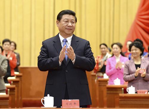 10月28日,中国妇女第十一次全国代表大会在北京人民大会堂开幕。这是中共中央总书记、国家主席、中央军委主席习近平在主席台向与会代表鼓掌致意。新华社记者 马占成 摄