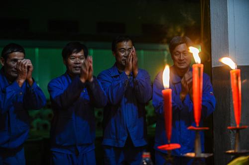 10月27日,古越龙山沈永和酒厂的酿酒师傅们依照传统举行简单的祭酒神仪式,祈求开酿后一切顺利,能酿出醇厚的黄酒。谢守贤(右一)出身酿酒世家,手工古法酿酒近40年,精通全部酿制环节。开酿前的祭祀过程是酿酒师傅们祖祖辈辈传下来的,中间饱含着对天时古法以及黄酒微妙发酵过程的敬意。新华社记者 徐昱 摄