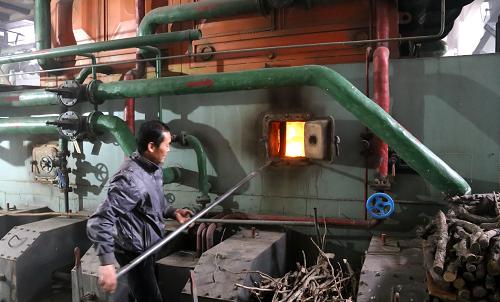 11月1日,天津市河西区纪庄子供热站的工作人员点火烘炉。当日,天津市2013至2014年度供暖工作正式启动,各燃煤供热站点火烘炉,各热电联产供热站启动低温运行。据了解,在10月底前,各供热部门已完成系统注水、打压、设备调试、冷态运行等工作,今日点火烘炉,进行三至五天的低温运行,给供热系统“热身”,随后根据天气情况逐步升温,确保实现安全、优质、达标供热。新华社发(王青岩 摄)