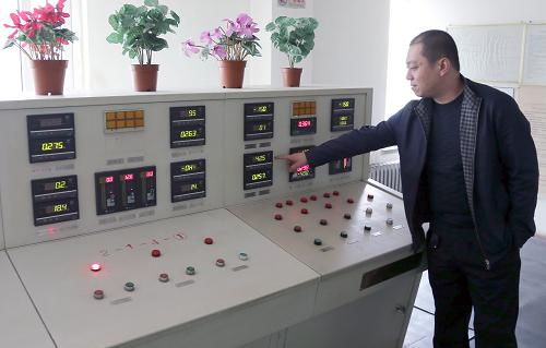 11月1日,天津市河西区纪庄子供热站的工作人员检查供热设备运行情况。新华社发(王青岩 摄)