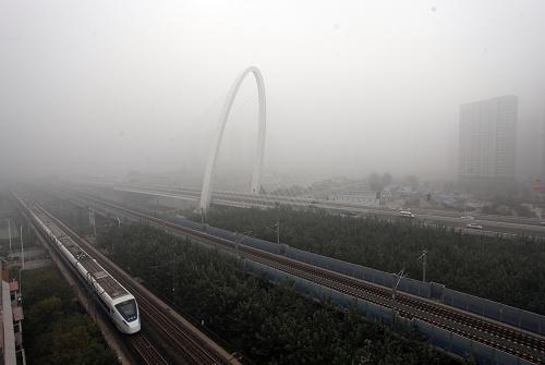 11月2日清晨,天津市红桥区与河北区交界的北营门桥一带被大雾笼罩。当日,据中央气象台预报,河北南部、山西东部、陕西东部、河南北部、山东北部、北京、天津等地的部分地区有能见度不足1000米的雾;华北中南部空气污染气象条件达4-5级,不利于污染物扩散;河北、京津地区有中度霾、局地重度霾。新华社发(刘东岳 摄)