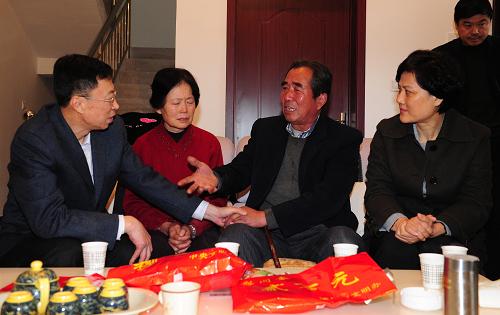 11月8日,在陕西省西安市阎良区,中央文明办三局副局长张志勇(左一)、陕西省委宣传部副部长龚晓燕(右一)在已经牺牲的第四届全国道德模范沈星家中慰问其父母。新华社记者 丁海涛 摄