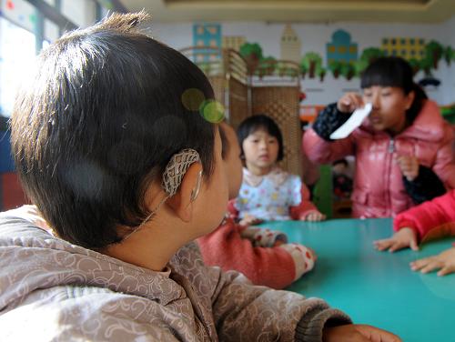 12月2日,在郑州康园听力言语康复中心,孩子们在上语训课,进行呼吸游戏。新华社记者 李博 摄