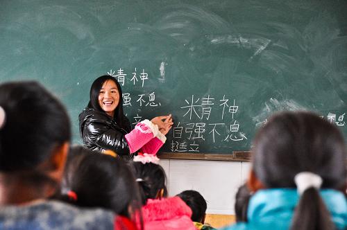 在贵州省威宁县云贵乡检角小学,孩子们在灾后重建的教室里听老师讲课(2013年12月7日摄)。新华社发(杨文斌 摄)