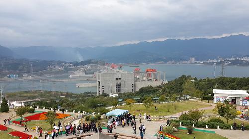游客在湖北宜昌三峡坝区的制高点——坛子岭观赏三峡大坝(10月15日摄)。12月14日,是三峡工程开工纪念日。兴建20年,枢纽运行10周年,尤其是11月11日14时第4次成功实现175米蓄水,世纪工程经受了检验,百年三峡梦,今日终得圆。从梦想到论证,从开工到建设到运行,历经了近一个世纪的漫长时光。此时此刻,穿越历史的迷雾,回首来路,遥望前程,人们不禁感慨万千:三峡梦,就是安澜梦、光明梦、通途梦、发展梦。万里长江依旧奔流不息,在一个古老东方民族实现伟大复兴的征程上,13亿中国人梦想不止,奋斗不息…… 新华社记者 李斌 摄