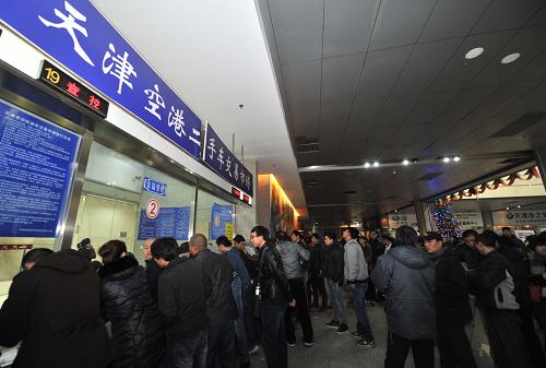 12月15日,市民在天津空港二手车交易市场排队办理手续。新华社记者 岳月伟 摄