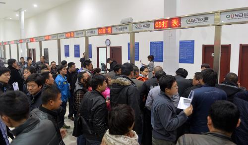 12月15日,天津一家二手车交易市场延长工作时间为市民办理二手车过户手续。新华社发(周伟 摄)