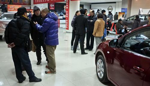 12月15日,顾客在天津市长江道东风日产汽车专营店内选购汽车。该店工作人员告诉记者,他们平时17点30分以后就不再接待顾客,但是今天他们打算营业到24点。新华社记者 翟健岚 摄