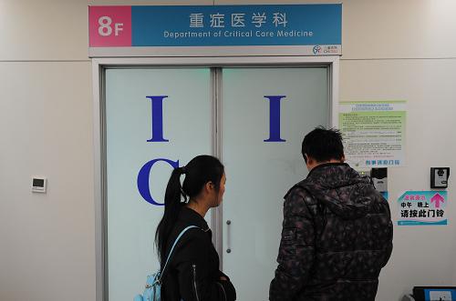 12月16日,原原手术结束后,原原父母在重症监护室外等候前往探视。当日,重庆受害男婴原原在重庆医科大学附属儿童医院接受了开颅手术。手术从上午9时许持续到下午2点,据医生介绍,原原的手术顺利完成,但未脱离危险期,仍需在重症监护室监护治疗。据重庆市长寿区警方介绍,11月25日16时10分,当地某小区住户李某(女,10岁,长寿某小学五年级学生)放学回家乘小区2栋2单元电梯时,遇受害人原原(男,1岁)与其奶奶外出。李某在电梯门关上的瞬间将原原抱回电梯,随即在电梯里对受害人进行了殴打。警方表示,根据李某的陈述,她将原原抱回25楼家中,在客厅沙发上继续实施殴打,又将原原抱至阳台栏杆上逗玩,造成受害人从25楼坠落。新华社记者 李健 摄