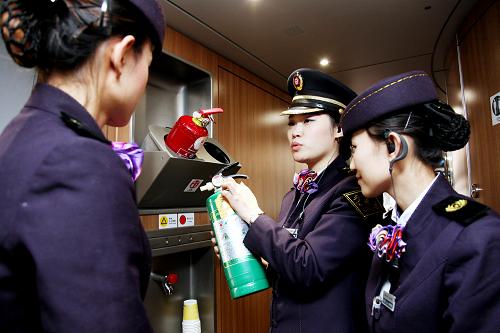 12月23日,济南铁路局济南客运段的乘务员们对安全设施进行检查。12月28日零时起,中国铁路总公司将实施新的列车运行图,包括新增全国铁路旅客列车75对和增加部分长距离跨线动车组列车,其中济南铁路局调图后将增开旅客列车19对。为做好此次调图工作,济南铁路局济南客运段对乘务员进行提前培训和准备。新华社记者 徐速绘 摄