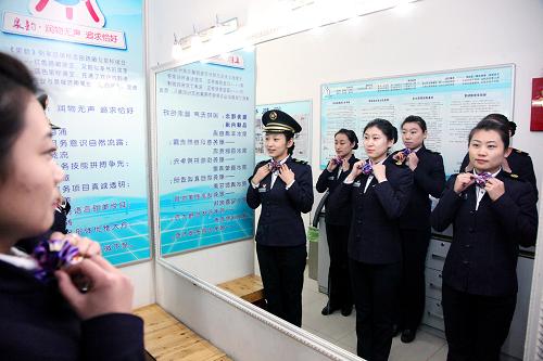 12月23日,即将参加新增列车车次服务的济南客运段乘务员们在练习巩固服务技能。新华社记者 徐速绘 摄