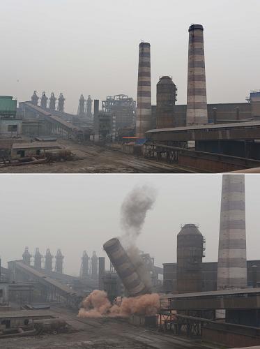 这是唐山市兴业工贸有限公司450立方米高炉爆破现场的拼版照片(11月24日摄)。为推进钢铁产业结构调整和污染治理,河北省计划在唐山、邯郸、承德等3个设区市,集中拆除8家钢铁企业高炉10座、转炉16座,共减少炼铁产能456万吨、炼钢产能680万吨。新华社记者 杨世尧 摄