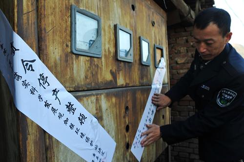 11月14日,河北唐县环保局的工作人员关停整顿一家耐火砖厂。据统计,河北唐县共有耐火砖厂6家,由于这些耐火砖厂设备落后,生产工艺原始,其生产过程排放出的烟尘及粉尘给当地大气环境造成了严重污染。目前,当地环保部门积极引导和督促2家有条件的耐火砖厂引进除尘设备,进行环保技术改造,并对其余排放不达标的耐火砖厂全部关停。新华社记者 朱旭东 摄