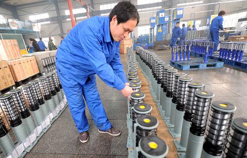 12月25日,河北东方富达机械有限公司工人在装备车间整装缓冲器。该企业以科技研发带动企业进步,目前已取得国家专利26项,自行设计、开发、生产电梯安全部件5大类90多个品种。近年来,河北省廊坊市积极探索企业转型升级方式,通过调研对辖区部分老企业进行改制,寻求新的发展模式,投入资金和加大扶持力度,形成了一批集生产、加工、销售于一体的电梯生产高端企业。廊坊市依托现有掌握电梯核心技术的近十家大企业,完善和延伸电梯产业链条,形成电梯产业集群,提升高端装备制造业的整体水平,努力让电梯成为廊坊新的城市名片。新华社记者 李晓果 摄