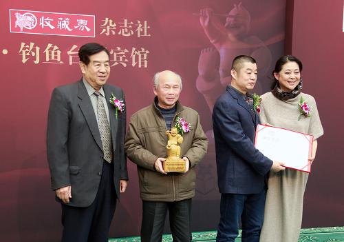 12月28日,“十八罗汉显神通”组雕的作者方文桃(左二)领取第二届中国民间国宝珍藏奖杯。新华社发(张燕辉 摄)