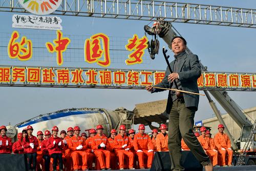 12月29日,冯巩在河南邓州湍河渡槽施工段现场为工程建设者表演小品《为建设者放歌》。新华社记者 孟菁 摄