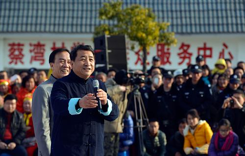 12月29日,姜昆和戴志诚在湖北丹江口蔡湾村移民安置点的慰问演出中为群众说相声《乐在其中》。新华社记者 孟菁 摄