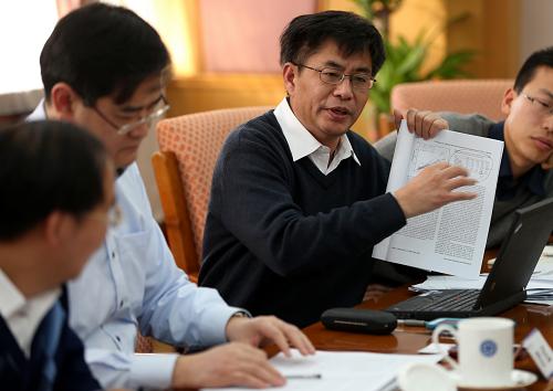 1月2日,大气物理所王跃思研究员在中科院机关会议室举行的通气会上向记者介绍研究数据。新华社记者 金立旺 摄