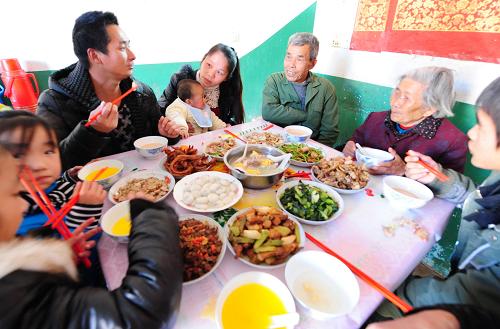 1月24日,齐平华夫妇在家里和家人一起吃饭。新华社记者 林善传 摄