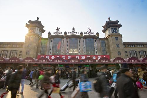 这是2月5日在北京火车站拍摄的出行的旅客。当日是正月初六,随着春节假期接近尾声,探亲、旅游的人们陆续返程,全国各地迎来返程客流高峰。新华社发(赵冰 摄)