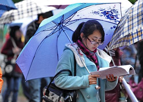 2011年全国硕士研究生入学考试开考 1月15日,一名考生在福州一考点外复习备考。 当日,2011年全国硕士研究生入学考试开考。据悉,2011年全国硕士研究生报考人数达151万人,比上年增长11万人,创下2001年以来的最高纪录。 新华社记者 张国俊 摄