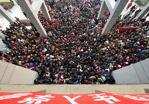 1月15日,在安徽大学考点外,考生准备入场。 当日,2011年全国硕士研究生入学考试开考。据悉,2011年全国硕士研究生报考人数达151万人,比上年增长11万人,创下2001年以来的最高纪录。 新华社记者刘军喜摄