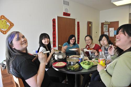2月5日,在美国印第安纳州普渡大学卡柳梅特校区的留学生宿舍,美国学生与中国学生一起吃年饭。当天,这里的中国留学生与外国学生贴春联、包饺子,共庆中国农历新春佳节。 新华社发(孔祥嘉 摄)