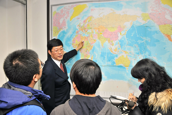 2月23日,国航飞行总队总队长刘铁祥向媒体介绍负责撤回利比亚中方人员的首架中国国航A330包机的飞行航线。新华社发(王泽民 摄)