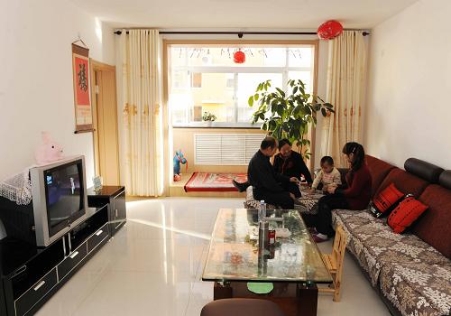 这是2011年2月14日,陕西榆林市民许仲琳一家搬进经济适用房后在新家的客厅里玩耍。新华社记者 陈树根 摄