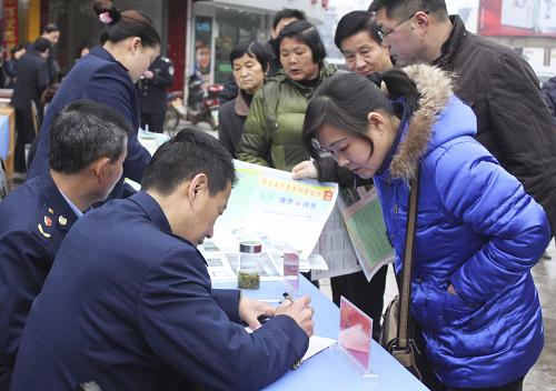 3月15日,在安徽繁昌县城街头举行的“3·15”宣传咨询服务活动现场,消协人员接受消费者投诉。新华社发(杨华 摄)