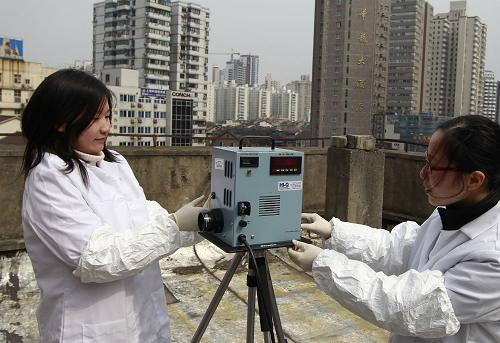 3月15日,上海市辐射环境监督站的工作人员正在操作气碘采样器。该仪器可以准确判断空气中是否含有放射性碘。中国环境保护部所属国家核安全局有关负责人向记者介绍说,截至3月15日10时,中国辐射环境监测未发现任何异常,中国所有运行核电机组均处于安全状态。他表示,环境保护部将继续密切关注和跟踪日本福岛第一核电站事故进展,进一步加强辐射环境监测,及时通报信息。据介绍,自3月12日起,中国环境保护部已全面启动全国辐射环境监测网络,监测结果在环保部网站上公布。新华社记者 裴鑫 摄