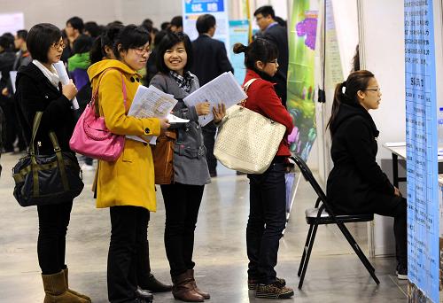 3月27日,求职者在用人单位招聘摊位前排队应聘。当日,由江苏省商务厅、省教育厅共同主办的江苏省2011年服务外包创新创业人才引进暨高校毕业生专场公益招聘会在南京国际展览中心举行,各地300多家服务外包企业与会招聘,提供1.3万多个岗位的就业机会。服务外包产业是江苏省重点扶持的新兴产业之一,人才需求旺盛,用人岗位涉及计算机、互联网、通信工程、动漫、创意设计、生物医药、新技术研发及应用等数十个专业类别。新华社记者 孙参 摄