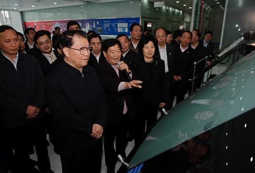 3月24日至27日,中共中央政治局常委李长春在福建调研。这是3月25日,李长春来到福耀玻璃工业集团股份有限公司,了解企业自主创新情况。新华社记者 姜克红 摄
