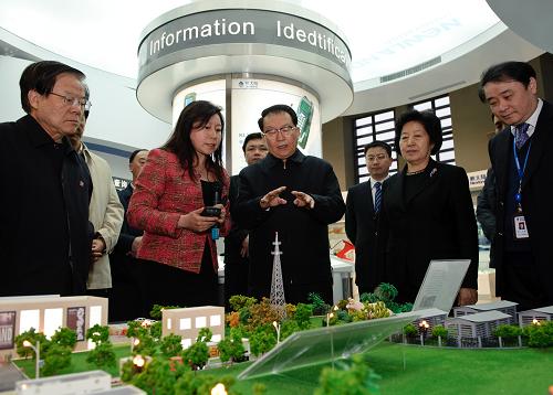 3月24日至27日,中共中央政治局常委李长春在福建调研。这是3月25日,李长春来到新大陆科技有限公司,了解企业自主创新情况。新华社记者 姜克红 摄