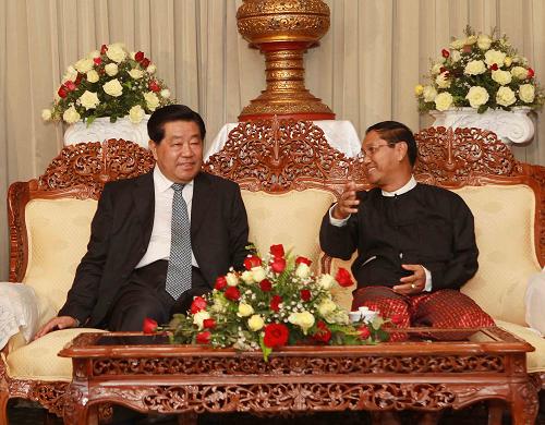 4月4日晚,全国政协主席贾庆林在仰光会见缅甸仰光省行政长官吴敏瑞
