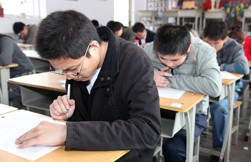 4月24日,考生在山东省枣庄市第十五中学考点参加2011年山东省公务员招录考试。新华社发(孙中喆 摄)