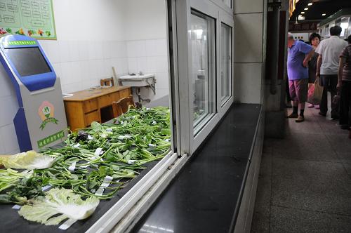 5月10日拍摄的南京进香河集贸市场待检的蔬菜样品。近日,江苏省全省开展严厉打击食品非法添加和滥用食品添加剂专项整治行动。根据《2011年江苏省食品安全风险监测实施方案》在全省加强对化学污染物及有害因素、食源性致病菌、食源性疾病等3个部分的监测。双酚A奶瓶、三聚氰胺、瘦肉精、小龙虾相关的横纹肌溶解症等备受公众关注的食品安全新热点尽数被纳入监测范围。在2011年年底前,各监管部门将按系统对所有食品生产经营者建立食品安全信用档案。新华社发(沈鹏摄)