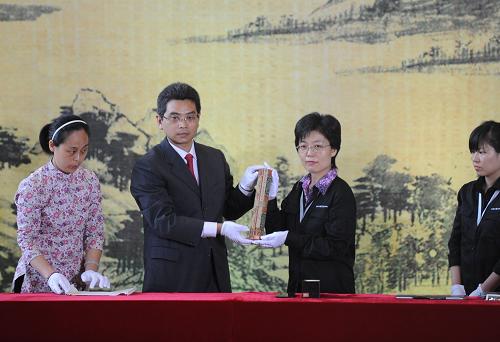 5月11日,工作人员对《富春山居图》(剩山图)进行点交。新华社记者 韩传号 摄