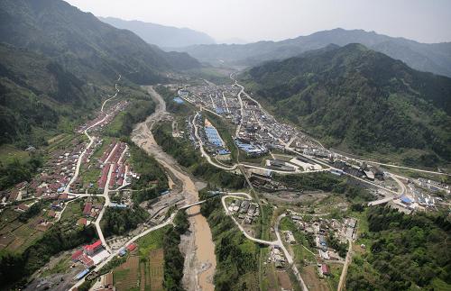 这是2011年4月18日拍摄的重建的四川省什邡市红白镇的“红区”(左)和“白区”全景。平坦的马路、敞亮的学校、整洁的园区、真诚的笑脸……曾经满目疮痍的汶川地震灾区,如今面貌一新,焕发着勃勃生机。汶川特大地震三年来,灾区实现了历史性巨变,城乡面貌、基础设施、产业发展、社会建设实现突破性进步。新华社发(刘应华 摄)