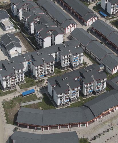 这是2011年4月18日拍摄的重建的四川省什邡市蓥华镇。新华社发(刘应华 摄)