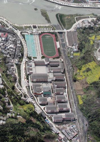 这是2011年4月17日拍摄的灾后重建的四川省汶川县水磨镇中学。新华社发(刘应华 摄)