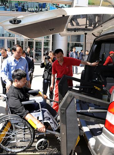 5月13日,残疾人在体验轮椅服务车的使用。当日,北京市东城区残联在北京街头举行以“改善残疾人民生,保障残疾人权益”为主题的“全国助残日”宣传活动,并启动“残疾人康复服务和技能培训进社区”活动。在启动仪式上,东城区残联为贫困残疾人代表发放了轮椅等辅助器具,并向群众提供政策咨询、义诊、健康知识普及和法律知识等服务。新华社记者 唐召明 摄
