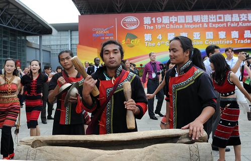 6月6日,一些少数民族青年在开馆仪式上载歌载舞。新华社记者 蔺以光 摄
