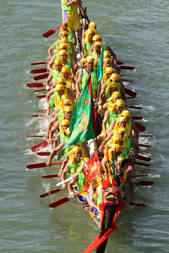 6月6日,广东汕头龙湖区新溪镇端午节龙舟赛在韩江支流新津河上举行,一支参赛龙舟队的队员们奋力划桨争先。新华社发(姚军 摄)