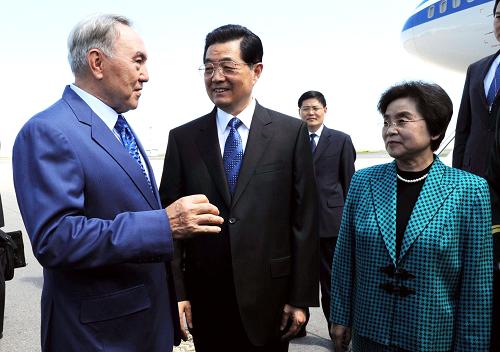 6月12日,中国国家主席胡锦涛抵达阿斯塔纳,对哈萨克斯坦进行国事访问,并出席15日举行的上海合作组织成立10周年纪念峰会。这是哈萨克斯坦总统纳扎尔巴耶夫到机场迎接胡锦涛主席和夫人刘永清。新华社记者 李学仁 摄