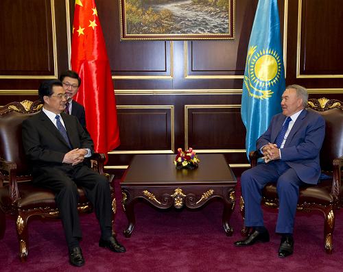 6月12日,中国国家主席胡锦涛抵达阿斯塔纳,对哈萨克斯坦进行国事访问,并出席15日举行的上海合作组织成立10周年纪念峰会。哈萨克斯坦总统纳扎尔巴耶夫到机场欢迎。这是胡锦涛主席和纳扎尔巴耶夫总统在机场贵宾室。新华社记者 李学仁 摄
