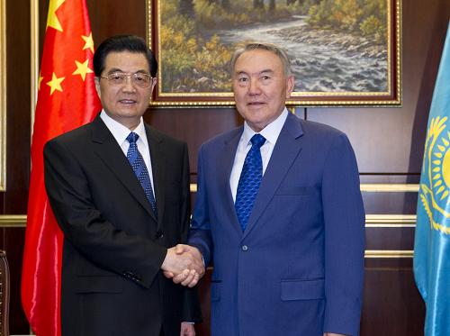 6月12日,中国国家主席胡锦涛抵达阿斯塔纳,对哈萨克斯坦进行国事访问,并出席15日举行的上海合作组织成立10周年纪念峰会。哈萨克斯坦总统纳扎尔巴耶夫到机场欢迎。这是胡锦涛主席和纳扎尔巴耶夫总统在机场贵宾室。新华社记者 李学仁 摄