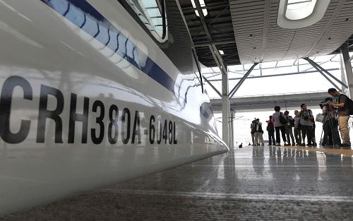 6月17日,CRH380A高速动车组是根据京沪线等高铁线路运营特点和需求开发研制的。以每小时300公里的时速行驶时,人均百公里能耗3.64度电。当日,铁道部组织近百名记者搭乘京沪高铁,体验北京至上海的旅程。京沪高铁起自北京南站,终至上海虹桥站,全长1318公里,设计时速350公里,初运营最高时速300公里,是世界上一次建成线路里程最长、技术标准最高的高速铁路。投入试运行的列车分为一等车、二等车、餐车、商务车厢以及VIP观光区。为满足特殊旅客的要求,专设有残疾人乘坐区、卫生间和轮椅无障碍通道等。据介绍,京沪高铁将于6月底开通运行。运营初期,计划每天安排开行动车组列车90对,实行时速300公里和250公里混跑模式。从北京到上海最短时间为4小时48分钟。时速300公里动车组列车从北京到上海全程票价为:二等座555元,一等座935元,商务座 (包括观光座、一等包座)1750元;时速250公里动车组列车全程票价为:二等座410元,一等座650元。新华社记者 陈树根 摄