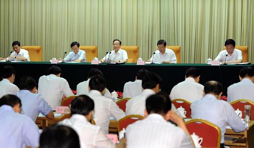 6月20日,中共中央政治局常委、国务院总理温家宝在北京出席全国城镇居民社会养老保险试点工作部署暨新型农村社会养老保险试点经验交流会议并作重要讲话。新华社记者 李涛 摄