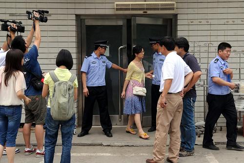 7月5日,一名伤者(中)从北京大学人民医院留观室走出。新华社记者罗晓光摄